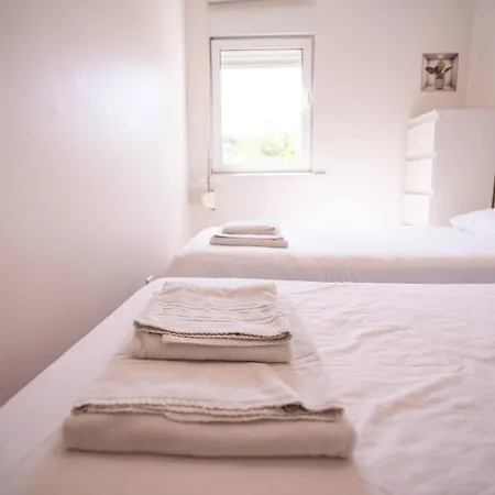 Cozy And Quiet 3-bedroom Flat アパート *