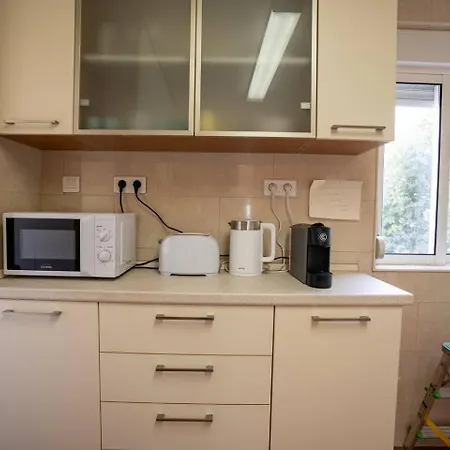 Cozy And Quiet 3-bedroom Flat アパート